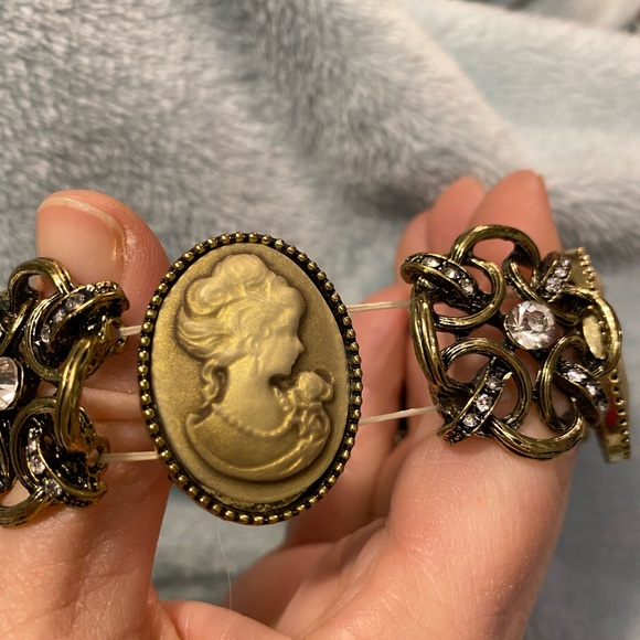 Vintage  costume cameo stretch cuff brac… - Picture 4 of 8